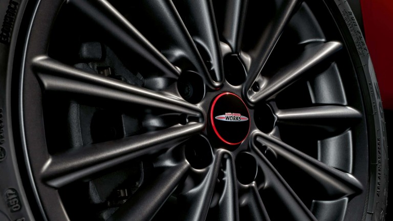 MINI JCW wheels and tyres – floating hub cap