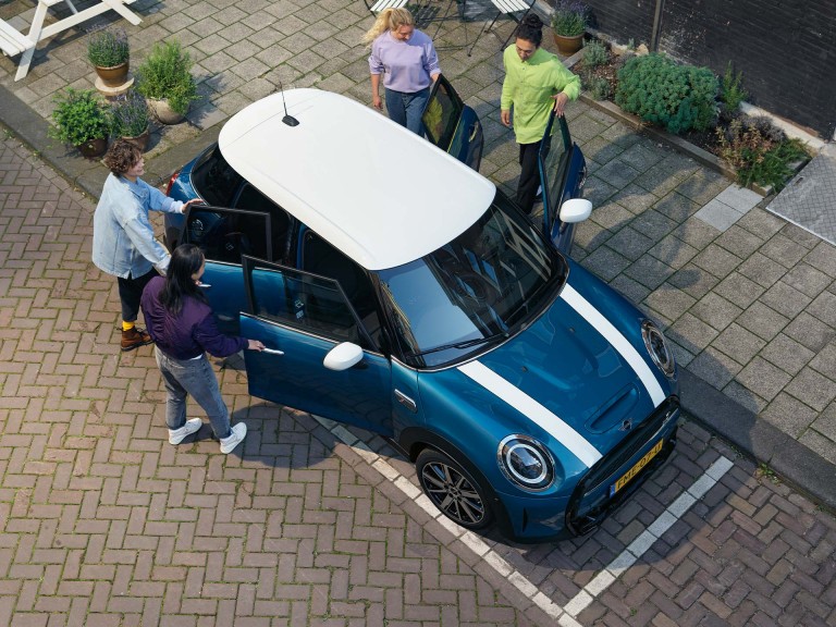 MINI 5-door Hatch – blue and white – colours