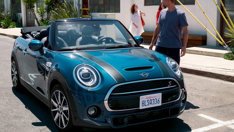 MINI Convertible Sidewalk Edition – blue and black – front view 